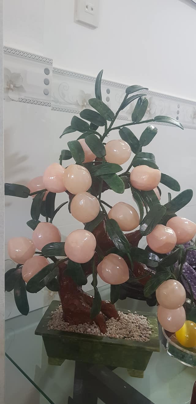 Cây đào đá thạch anh hồng tự nhiên 18 quả to đẹp lắm ạ Kích thước cao 55cm x ngang 42cm x sâu 20cm Anh Chị trưng phòng khách nhà, công ty biểu tượng sự sung túc giàu sang phú quý ạ