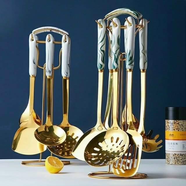 BỘ MUÔI XẺNG INOX VÀNG GƯƠNG MÀU XANH VÂN ĐÁ CÁN SỨ , 6 MÓN KÈM GIÁ TREO NHÀ BẾP SANG TRỌNG