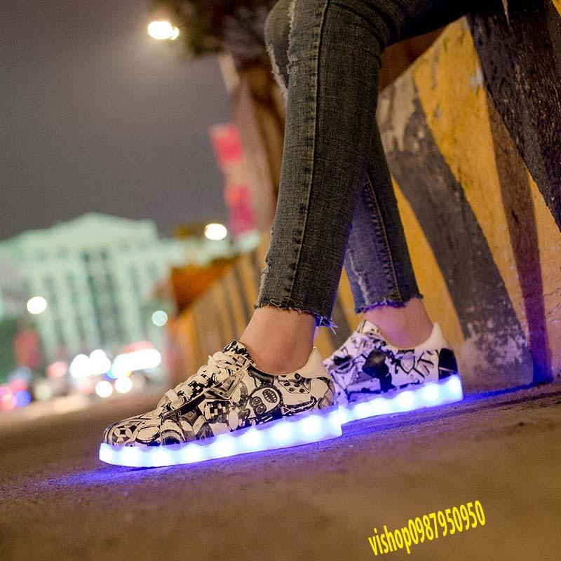 Giày Phát Sáng Họa Tiết Đen Nhạt ( Nam Nữ ) phát sáng 7 màu 11 chế độ mã FO51 Unice