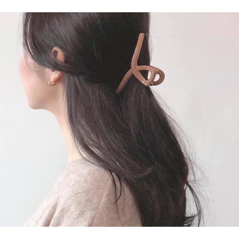 Kẹp tóc 5 chi tiết: 3 ngoạm tóc + 2 dây buộc tóc như hình xẻng cực xinh.