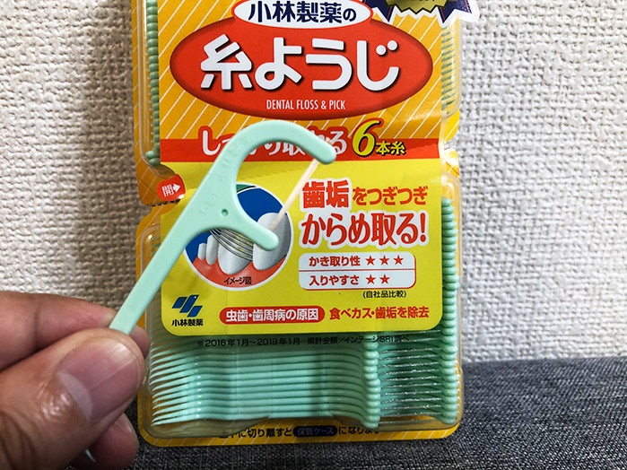 Set 60 chiếc tăm chỉ nha khoa Kobayashi, giúp lấy đi những thức ăn thừa lưu bám ở kẽ răng, chân nướu - nơi mà bàn chải đánh răng không thể chạm đến được - nội địa Nhật Bản