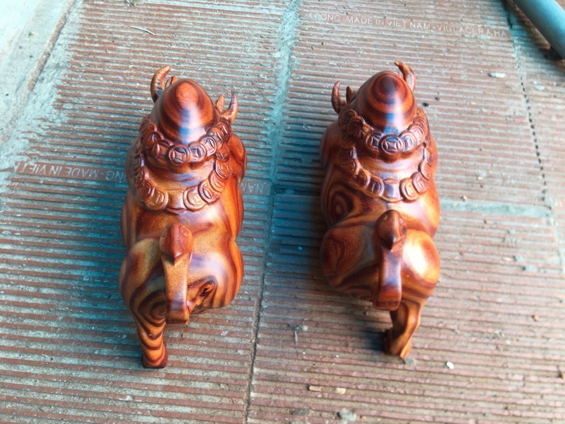 Tượng bò tót gỗ trắc dây