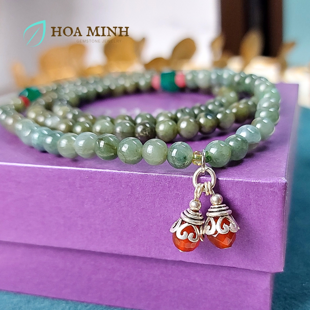 Vòng tay chuỗi 108 hạt Cẩm Thạch dầu theo dải màu size 5.6 li phối thạch anh xanh vuông, bánh xe mã não hồng cắt giác và charm bạc bọc mã não đỏ