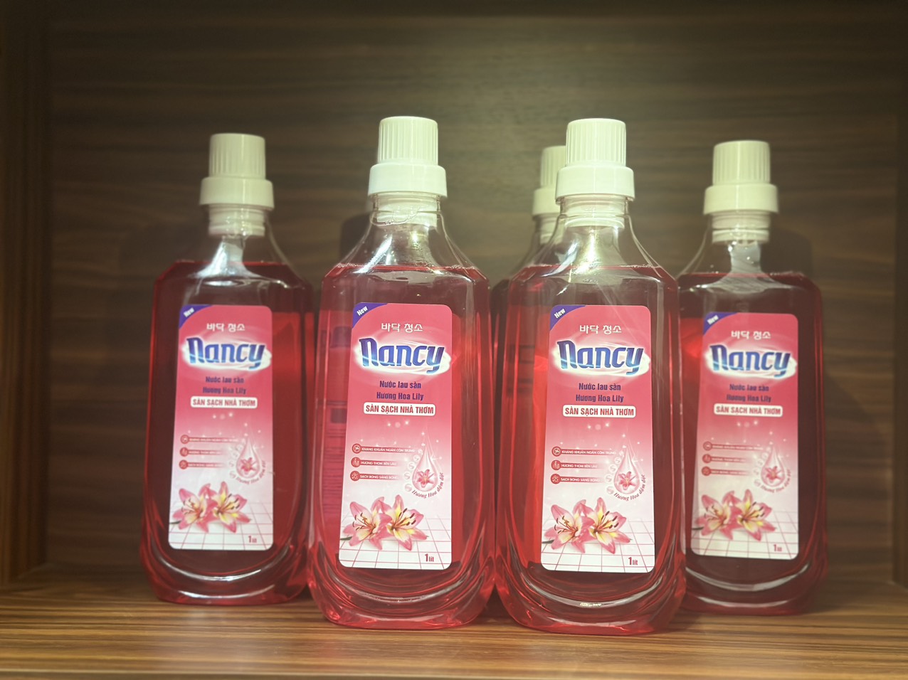 Thùng 15 chai nước lau sàn hương hoa lily loại 1 lít