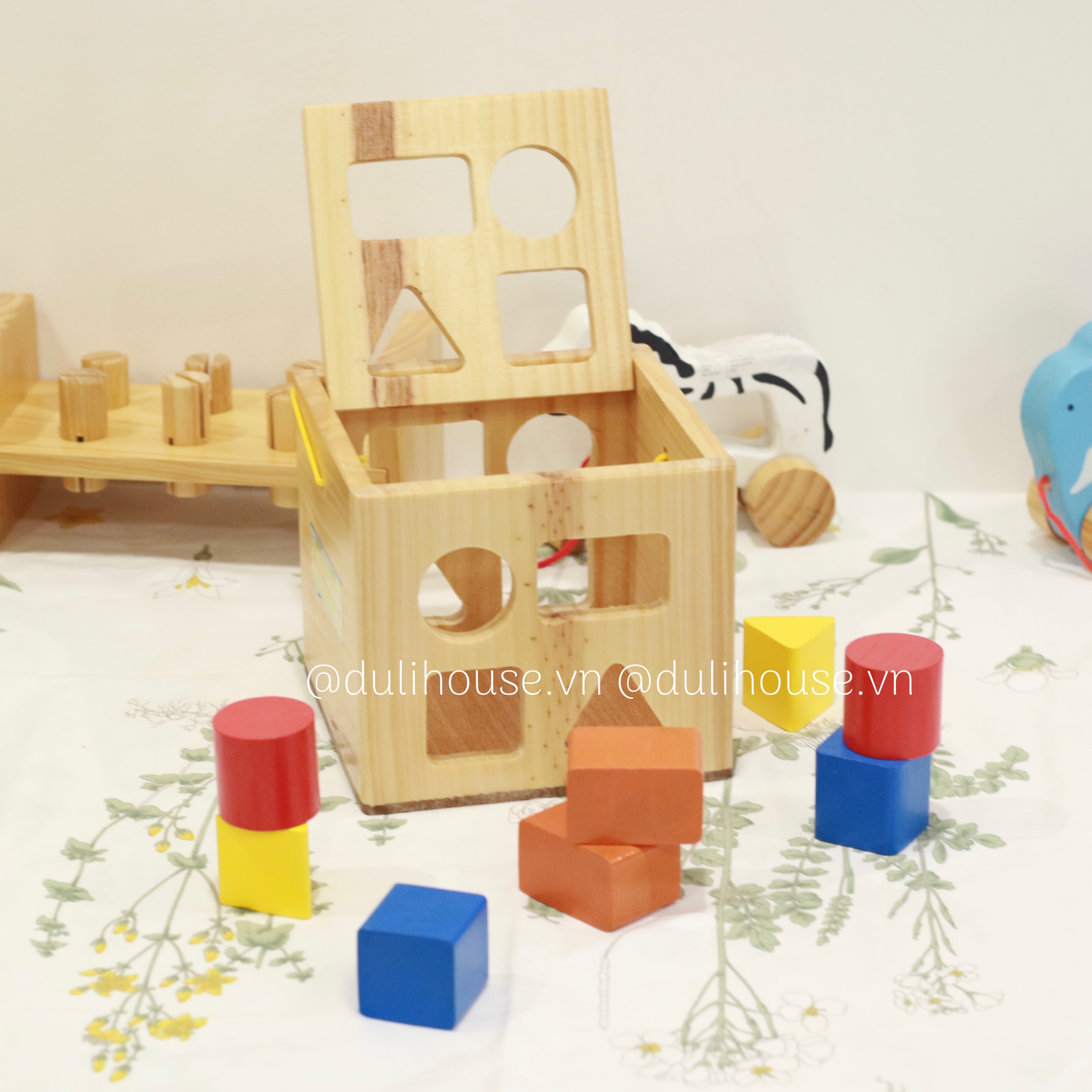 Hộp thả hình khối bằng Gỗ 4 màu 8 khối - Giúp bé tăng khả năng nhận biết Màu sắc, Hình khối và phát triển tư duy sớm - Sản xuất tại Việt Nam