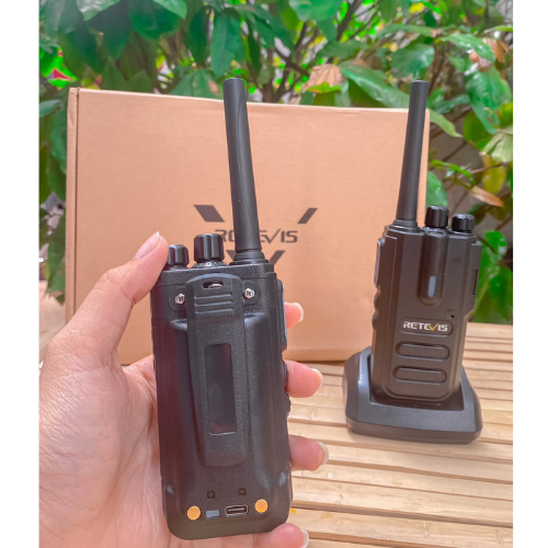 BỘ ĐÀM RETEVIS R8 có cổng sạc bằng TYPE C và đèn pin siêu sáng- Pin sử dụng 7 ngày - Hàng chính hãng