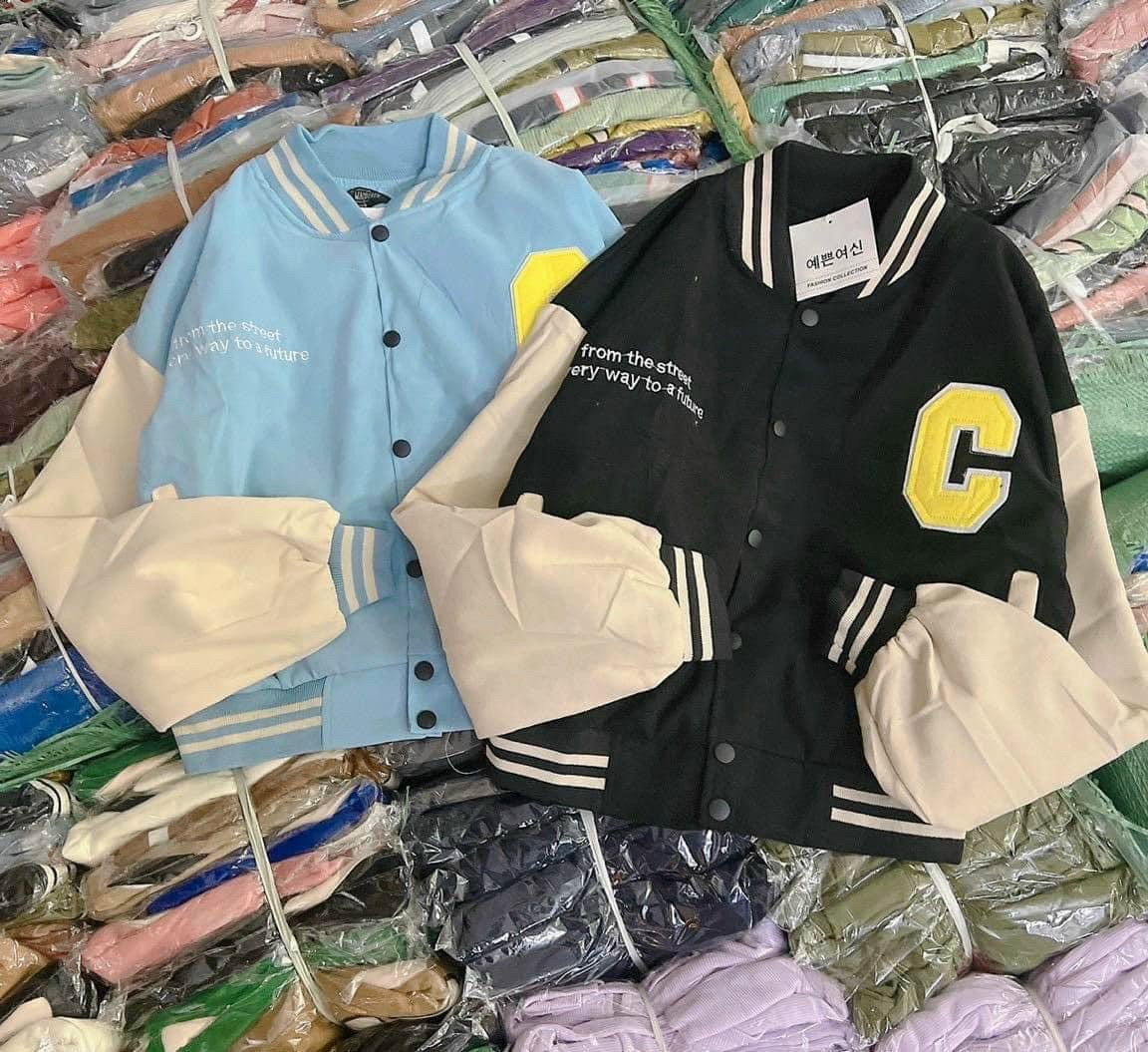 Áo Khoác Lửng Chất Da Lộn Thêu Chữ C Kèm 6 Màu Dáng Croptop, khoác bấm nút varsity da lộn trẻ trung năng động cao cấp chất dảy siêu đẹp, áo khoác bóng chày, Áo khoác da lộn kiểu bomber croptop logo