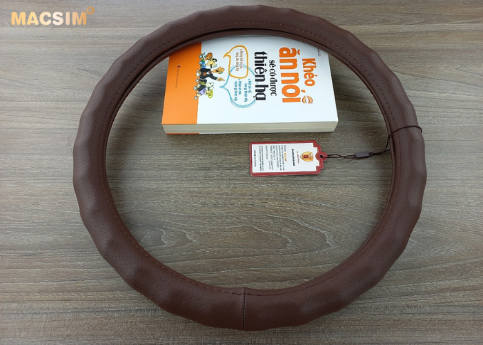 Bọc vô lăng cao cấp Macsim mã 8890 màu coffee - Chất liệu da thật 100%, khâu tay thủ công size M