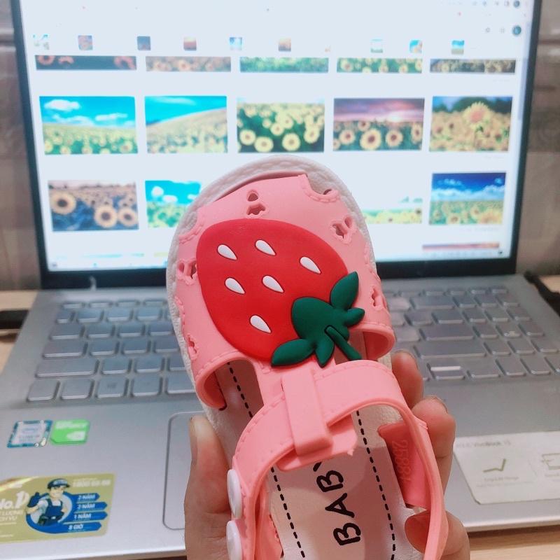 Sandal rọ bít mũi hình trái dâu cho bé siêu cưng