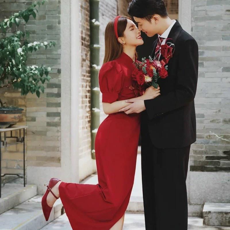 Đầm đỏ cổ tàu tay bồng xẻ tà áo dài cưới cô dâu đi chùa chúc tết