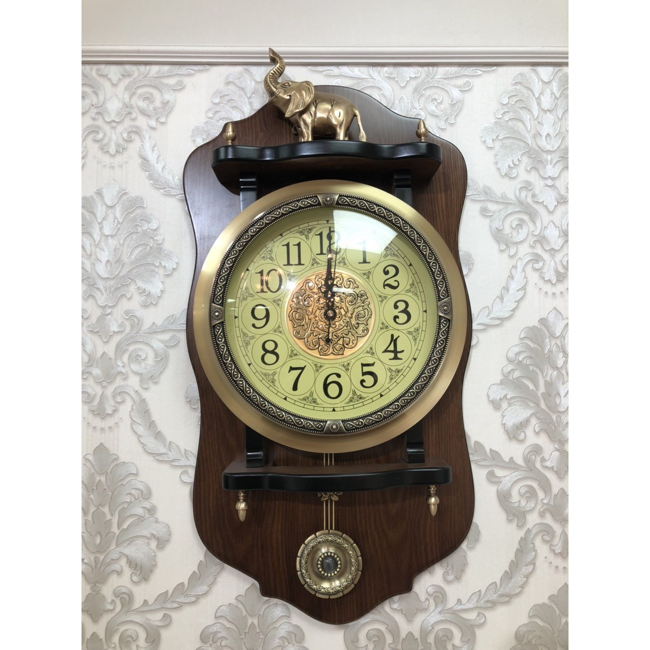 Đồng Hồ Treo Tường Quả lắc Cao Cấp Tân Cổ Điền Nhập Khẩu DHTT61 sang trọng, máy siêu tĩnh thích hợp cho mọi không gian phòng của bạn kể cả phong cách hiện đại hay tân cổ điển.