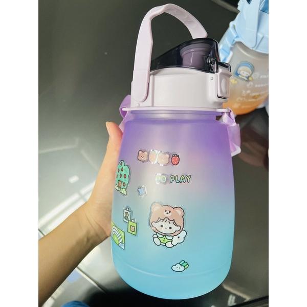 Bình Nước 1.6L Nhựa Cao Cấp Dung Tích 1.6 lít/1600ml Kèm Dây Đeo Cực Tiện Lợi Xinh Xắn Dễ Thương