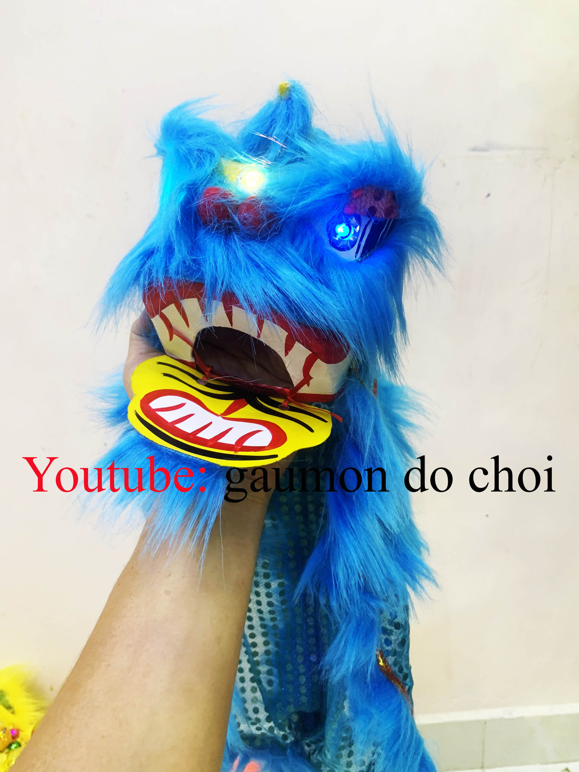 Đầu lân, sư tử, có đèn cử động chơp mắt rất đẹp, trông lân bằng da, đầu ông địa