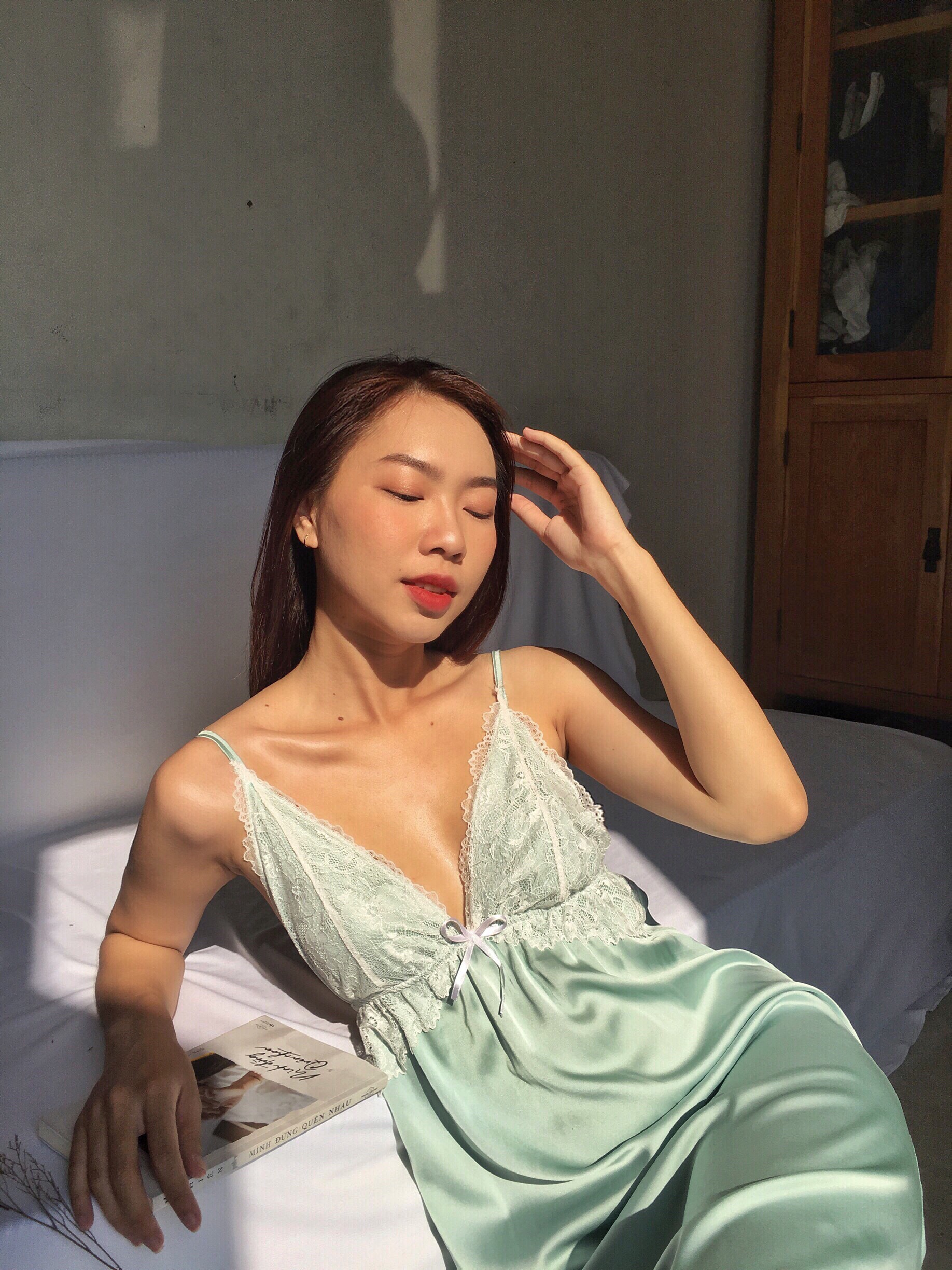 Váy ngủ lụa hai dây dáng dáng mềm mại sang trọng-Màu xanh ngọc