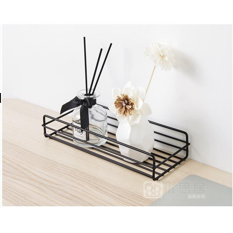 Kệ màu đen dán trường để đồ trang trí