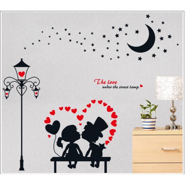 Decal trang trí tường - Đôi tình nhân lãng mạn