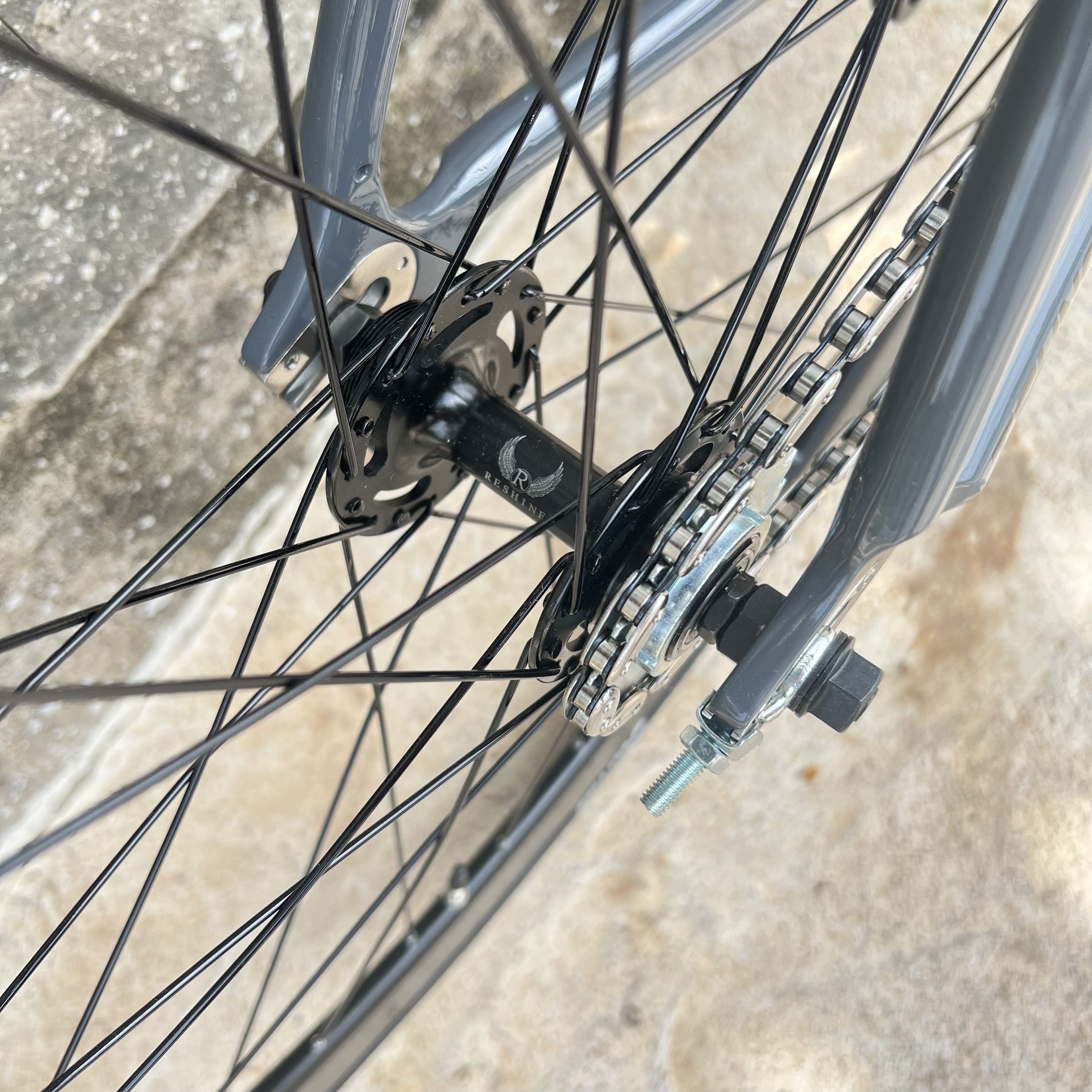 Xe đạp fixed gear TSUNAMI SNM100 nâng cao trước 3 đao đen - Xám xi măng