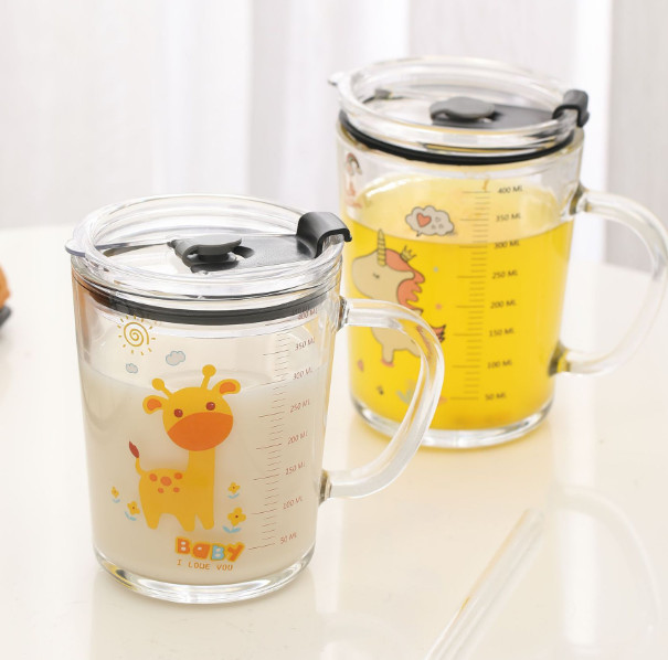 Ly Thủy Tinh Chia Vạch Có Quai in hình Ngộ nghĩnh 350ml | Kèm Óng Hút Silicon , Nắp Nhựa Ngăn Tràn