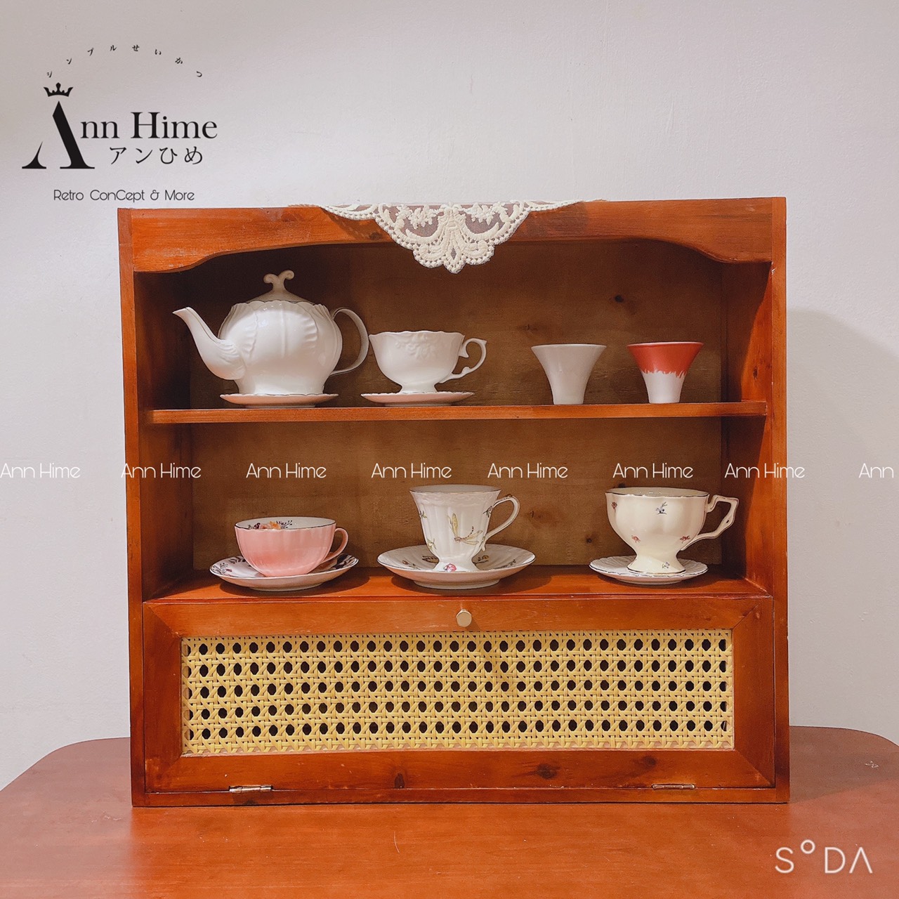 Tủ Gỗ Decor Để Bàn Đựng Đồ Chén Bát Cửa Lưới Mây Mở Ngược Retro Vintage Sp33