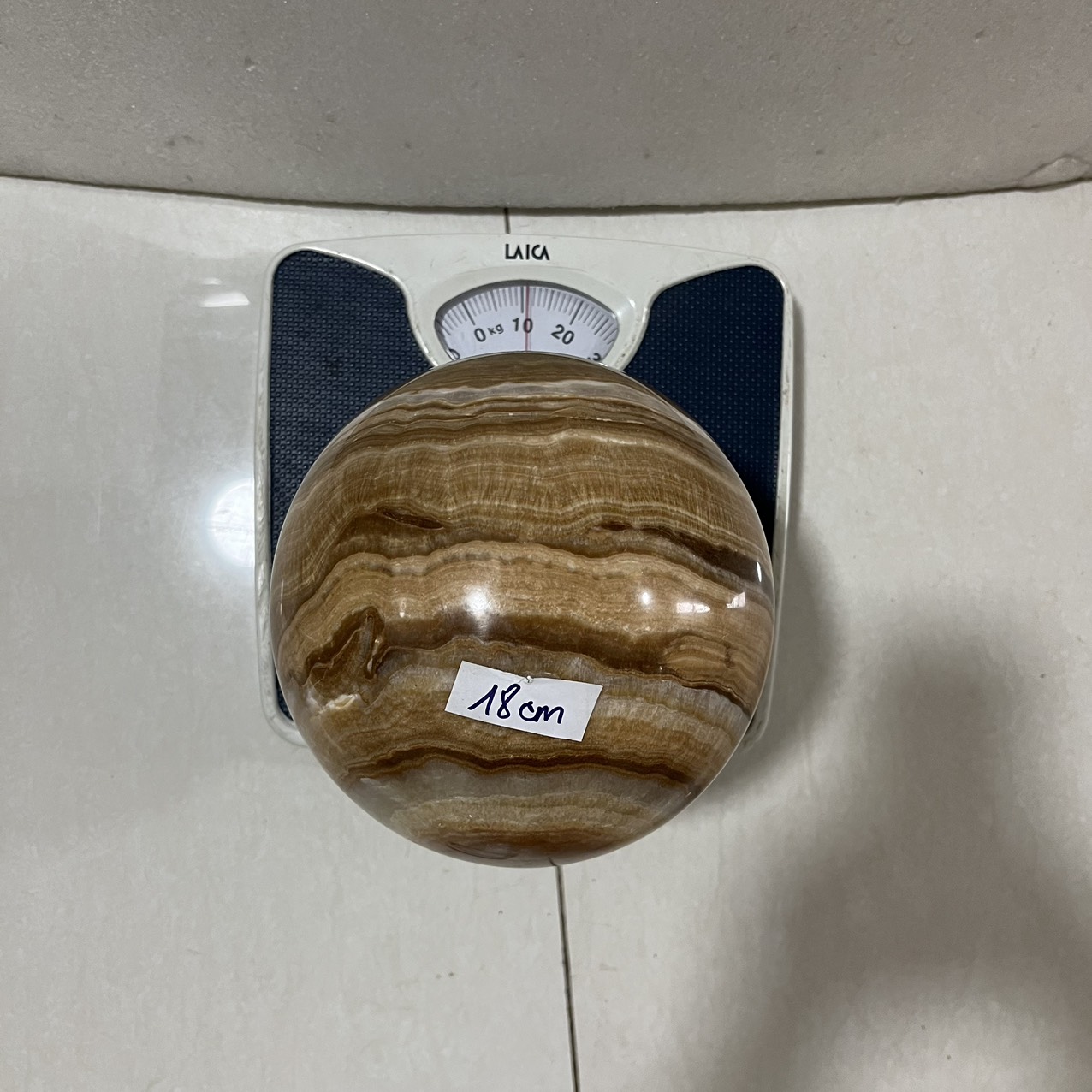 Cầu bi đá tự nhiên đường kính 18 cm, nặng 11 kg có đế màu vàng vân cực đẹp cho người mệnh Kim và Thổ