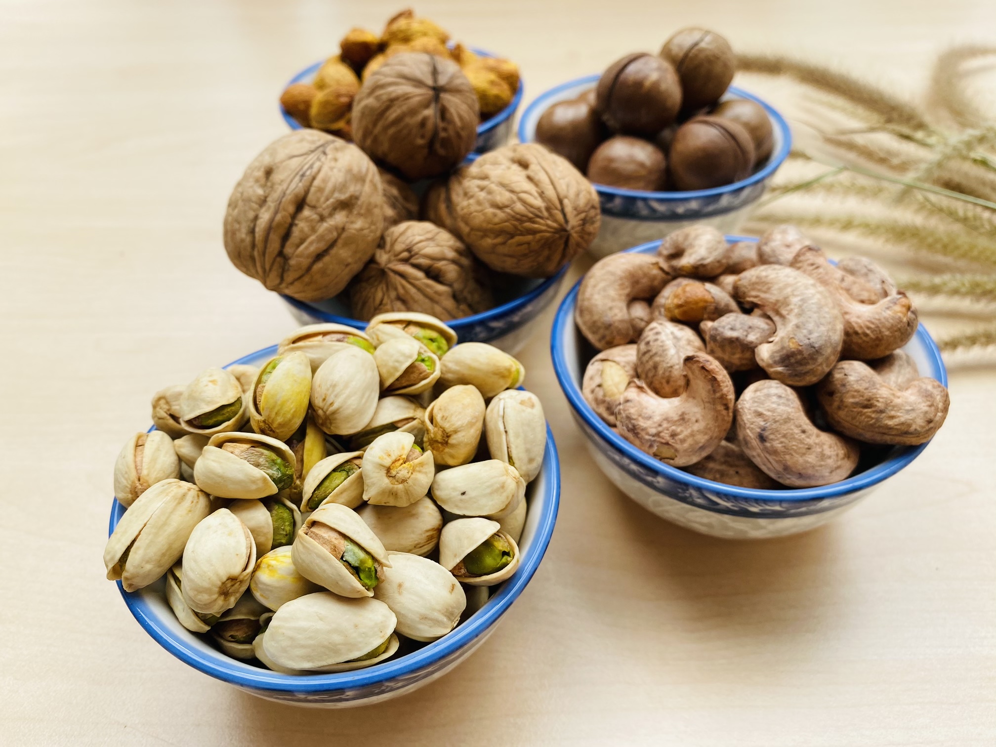 MIX HẠT CÒN VỎ - Hạt óc chó còn vỏ, Hạt macca nứt vỏ, hạt dẻ cười, Hạnh nhân rang bơ, Điều rang muối/ đóng gói 500gram