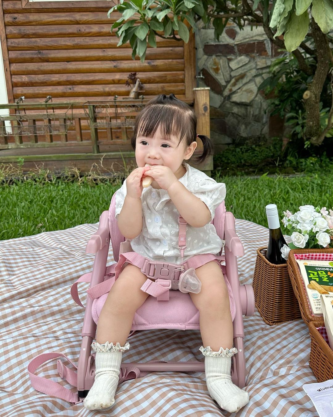 Unilove Ghế ăn dặm 3 trong 1 Feed Me có 4 chế độ điều chỉnh độ cao, chân ghế chống trượt an toàn cho bé và dễ dàng gấp gọn mang đi