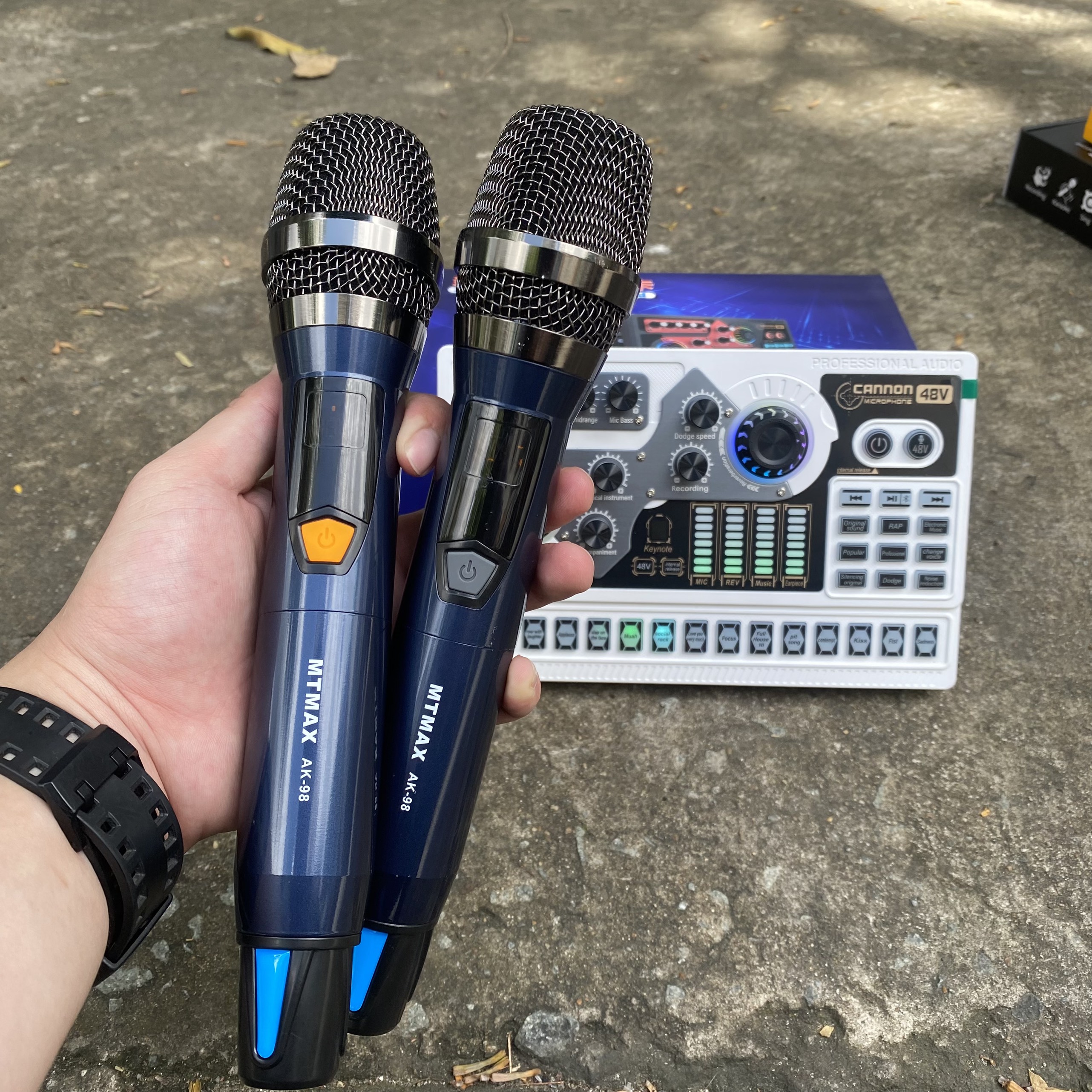Combo Livestream hát Karaoke online SoundCard X5 mới 2023 Hỗ trợ Auto-tune, Bluetooth, Pin sạc, Đèn LED và nhiều hiệu ứng âm thanh đa dạng- Micro Đa Năng AK98