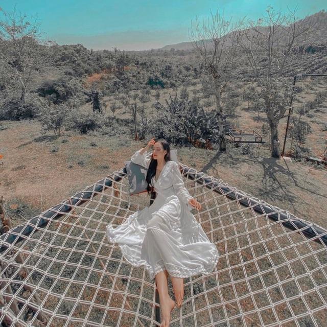 Đầm maxi trắng đan lưng phối ren