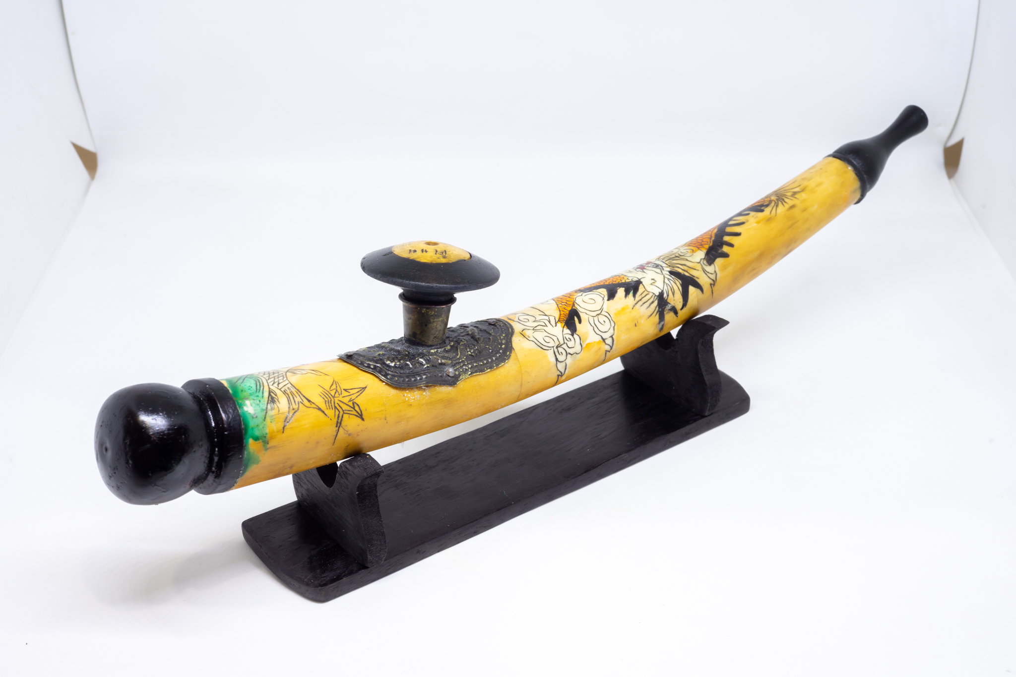 Điếu hút thuốc từ xương cong khắc họa tiết hình rồng dài 33cm