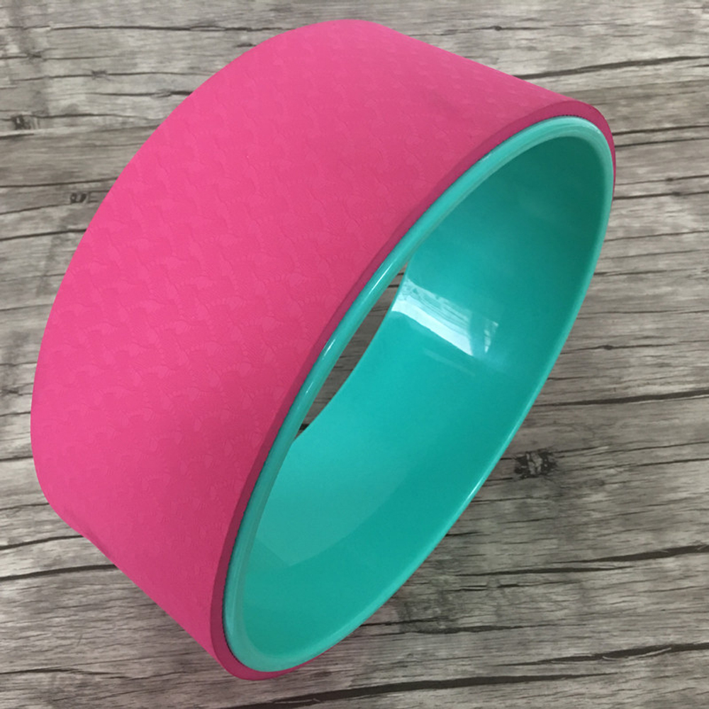 Bộ thiết bị tập Yoga bao gồm 2 khối yoga, 1 dây kéo giãn bằng vải cotton và 1 bánh xe yoga, rất phù hợp cho người mới bắt đầu tập yoga