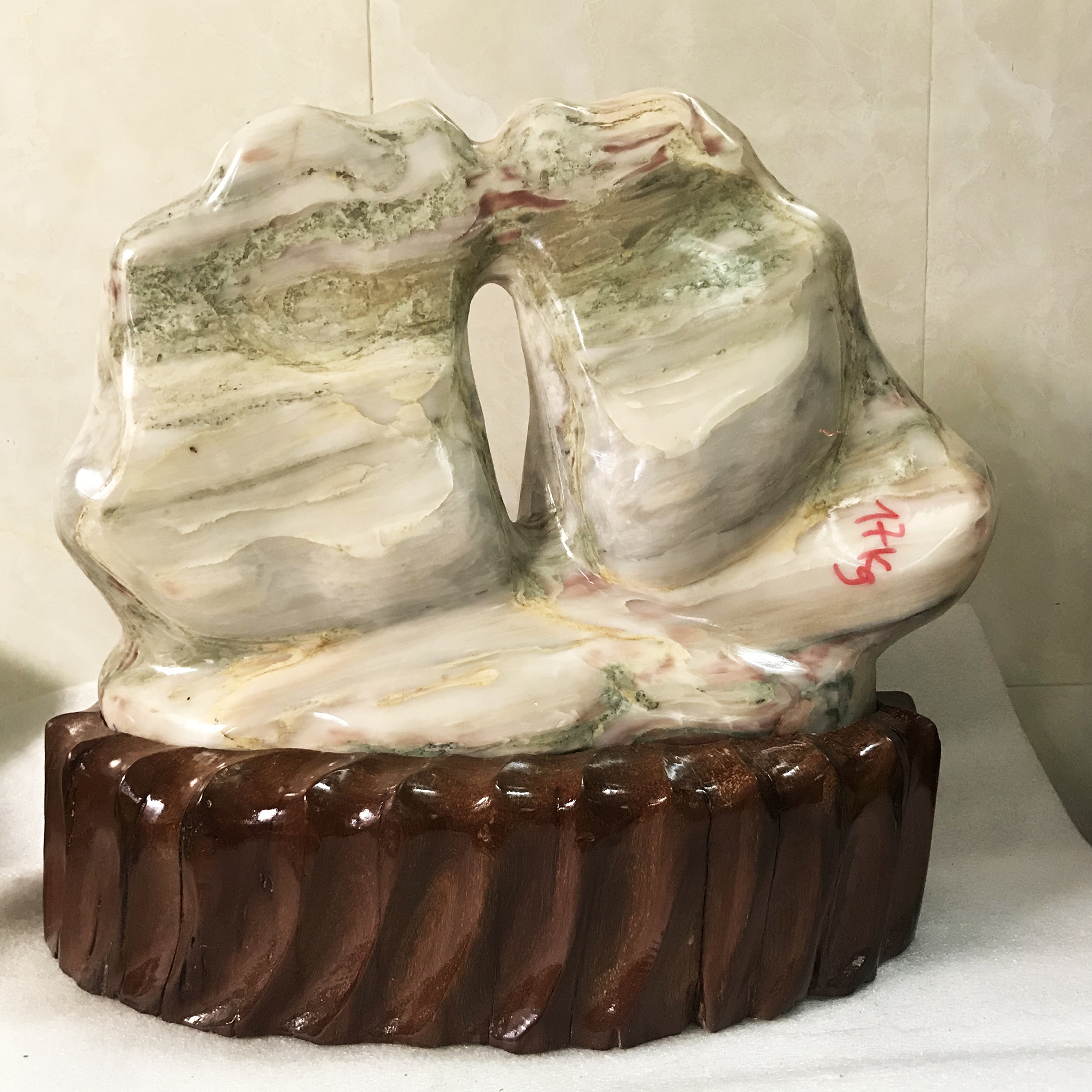 Đá tự nhiên màu hồng ngũ sắc hình cánh buồm  cao 35 cm nặng 20 kg cho người mệnh Thổ và hỏa datunhien