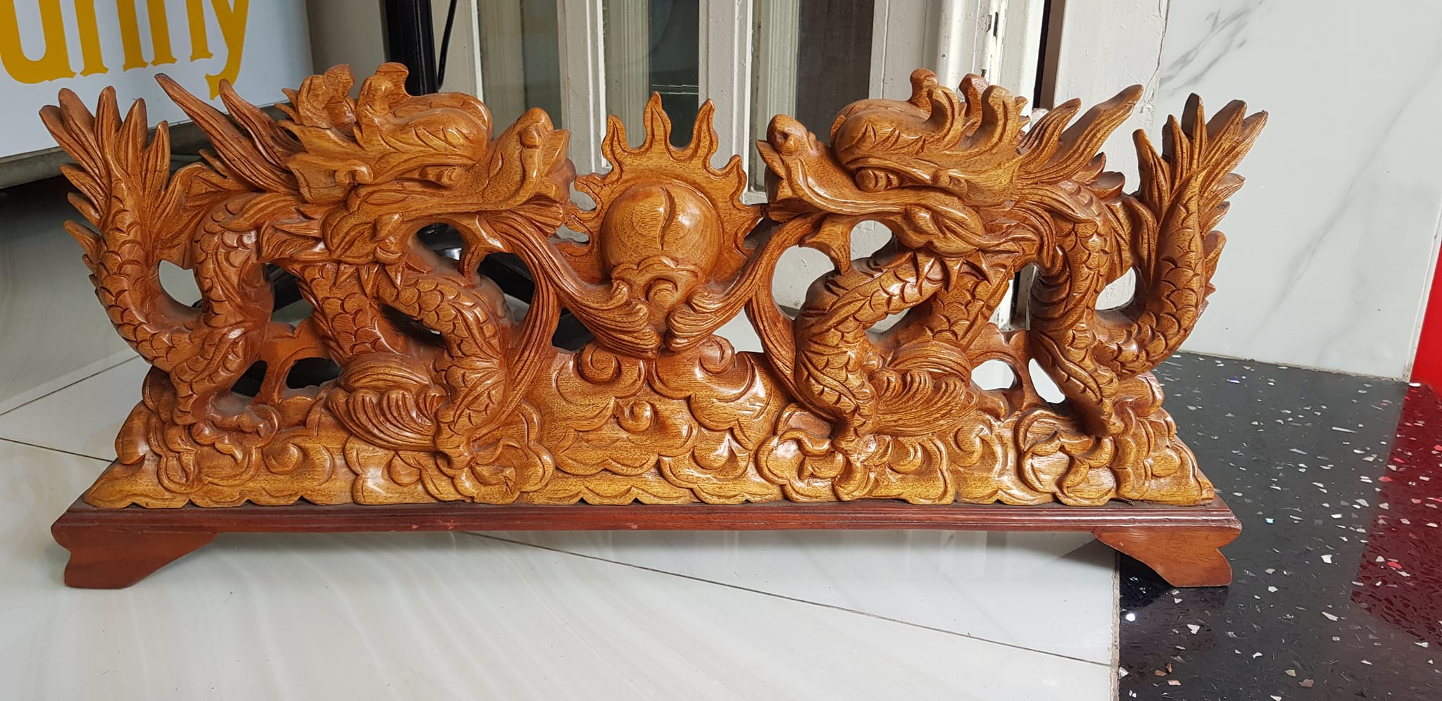Tượng 2 Con Rồng Lượn Gỗ Gõ màu đỏ size Dài 64cm x Cao 17cm x Sâu 7cm 2 con rồng lượn phun lửa biểu tượng cho sức mạnh của người đứng đầu người lãnh đạo công ty, người chủ trong gia đình thật  trưng phòng khách , bàn làm việc to quà tặng ý nghĩa ạ
