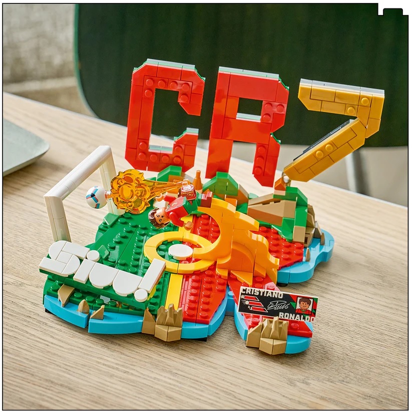 LEGO EDITIONS SPORTS 43012 - Biểu Tượng Sân Cỏ Cristiano Ronaldo (490 Chi Tiết)