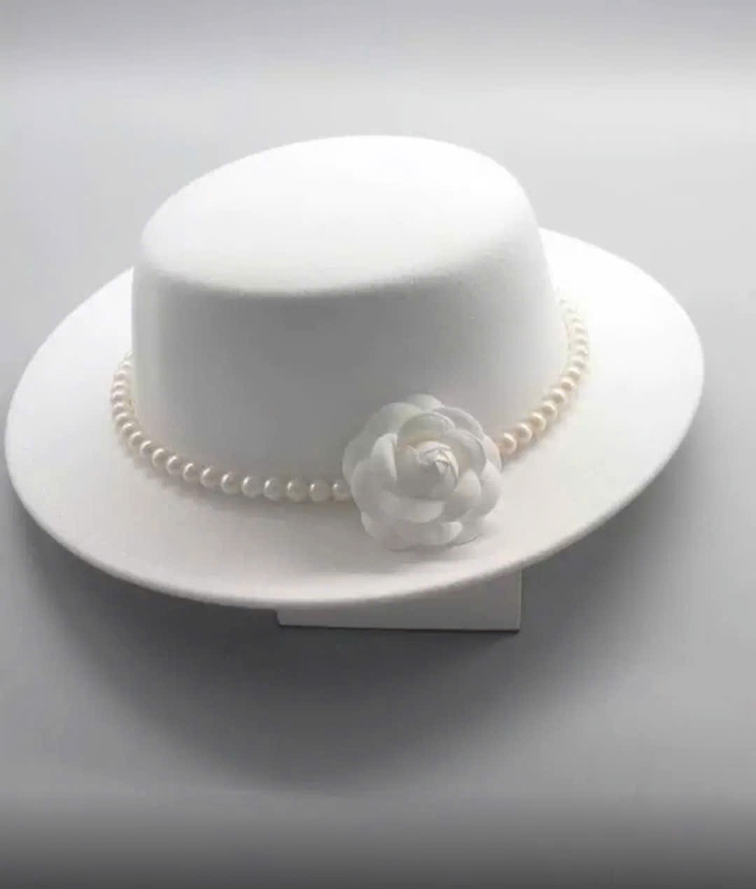Nón Mũ nỉ phớt cao bồi fedora vành bằng thanh lịch, phối hoa và đai ngọc trai nhân tạo sang trọng. Kiểu dáng trẻ trung – hiện đại giúp tôn gương mặt, mang lại vẻ thời thượng, dịu dàng và đầy khí chất cho người đội. #MuNipHot #Non dona25110901