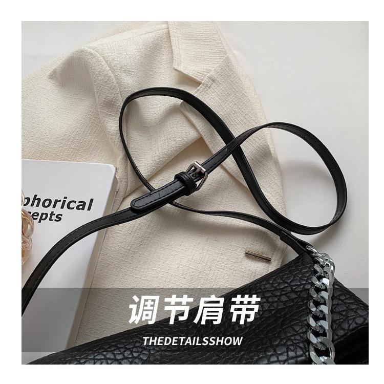 Túi Đeo Vai Nữ Túi Đeo Vai Nữ thiết kế kiểu bản to phối xích trẻ trung và cá tính,chất liệu mềm mịn tay. Túi thích hợp cho chị em đi làm,đi chơi,đi tiệc nhé