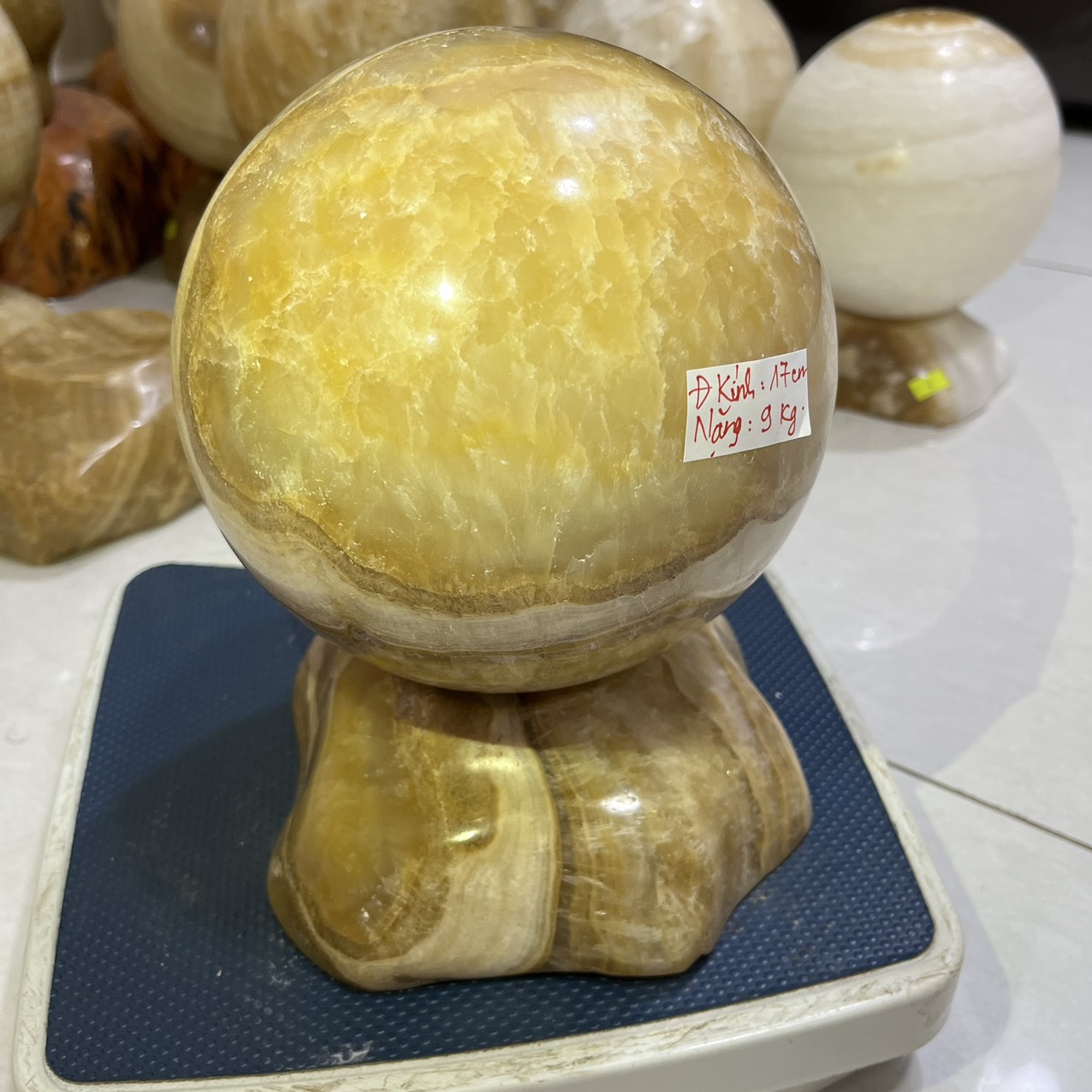 Cầu bi phong thủy đường kính 17 cm, nặng 9 kg màu vàng nâu cho người mệnh Kim và Thổ, xuyên ánh sáng