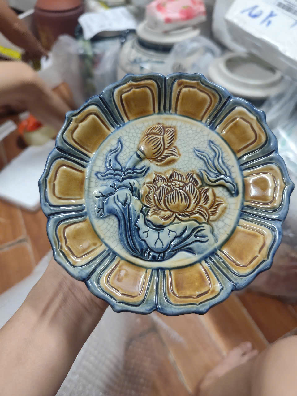 Đĩa thờ trầu cau men rạn đắp nổi Bát Tràng (không bao gồm chân gỗ kê)