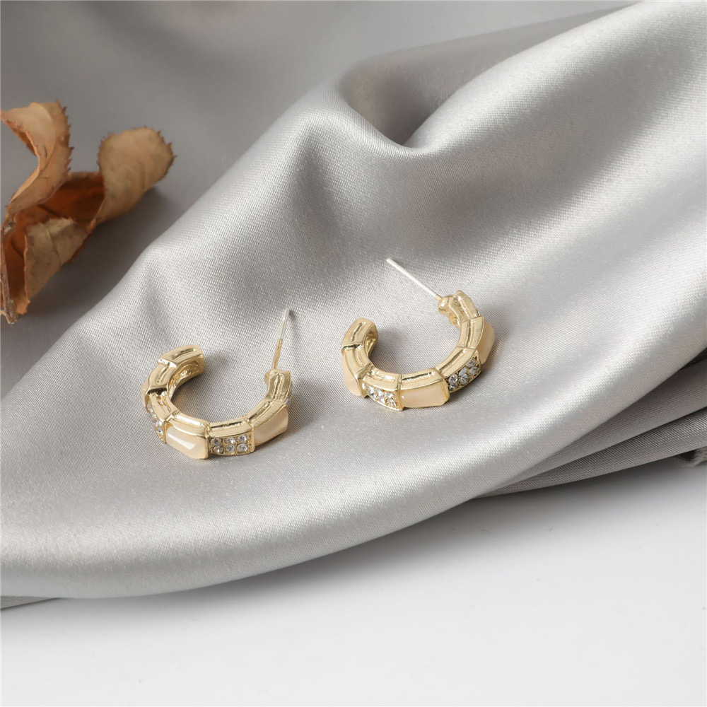 Khuyên tai chữ c đính đá phong cách vintage hàn quốc