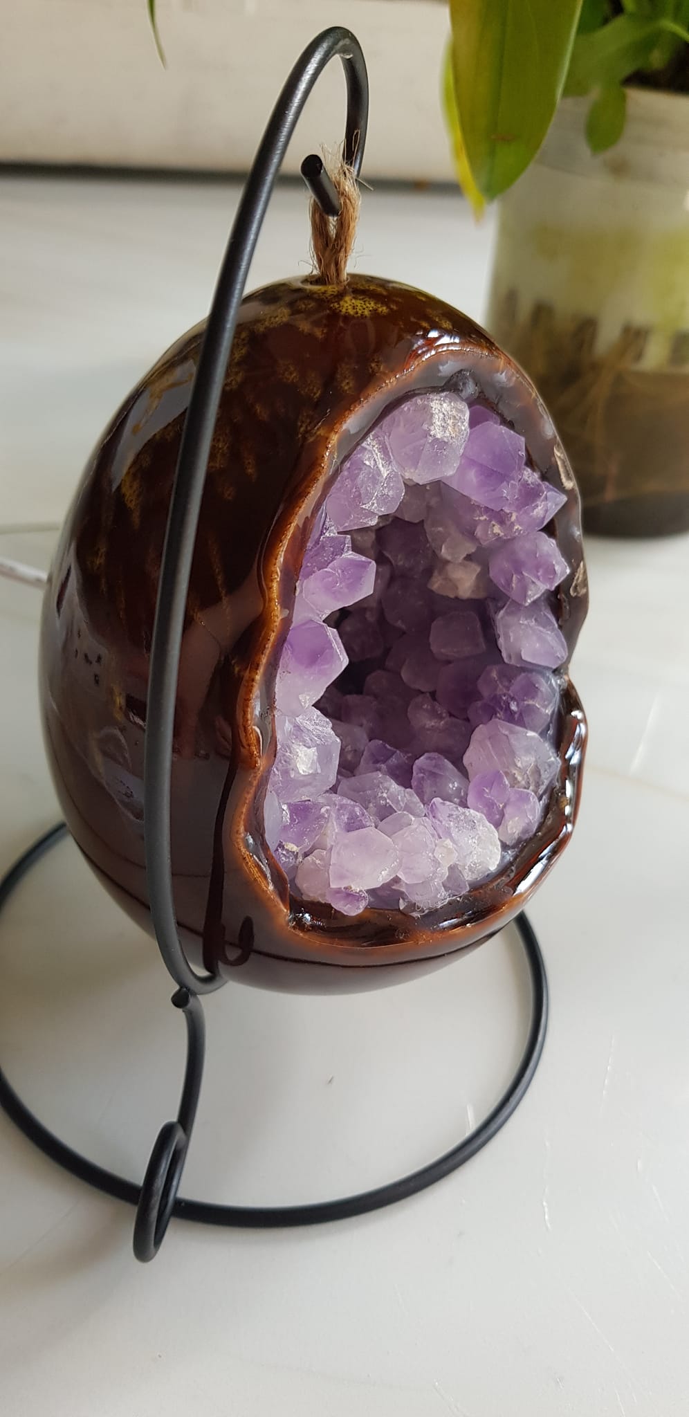 Miếng thạch anh tím tự nhiên hốc sâu có đế kiểu có đèn điện công dụng hút tài lộc Size cả chân Cao 16cm đk 12cm miếng tím cao 10cm x đk 8cm Anh Chị để bàn trang trí nhà bàn thờ Thần Tài và treo trong phòng làm đèn ngủ may mắn màu tím thật sự rất tốt đẹp ạ