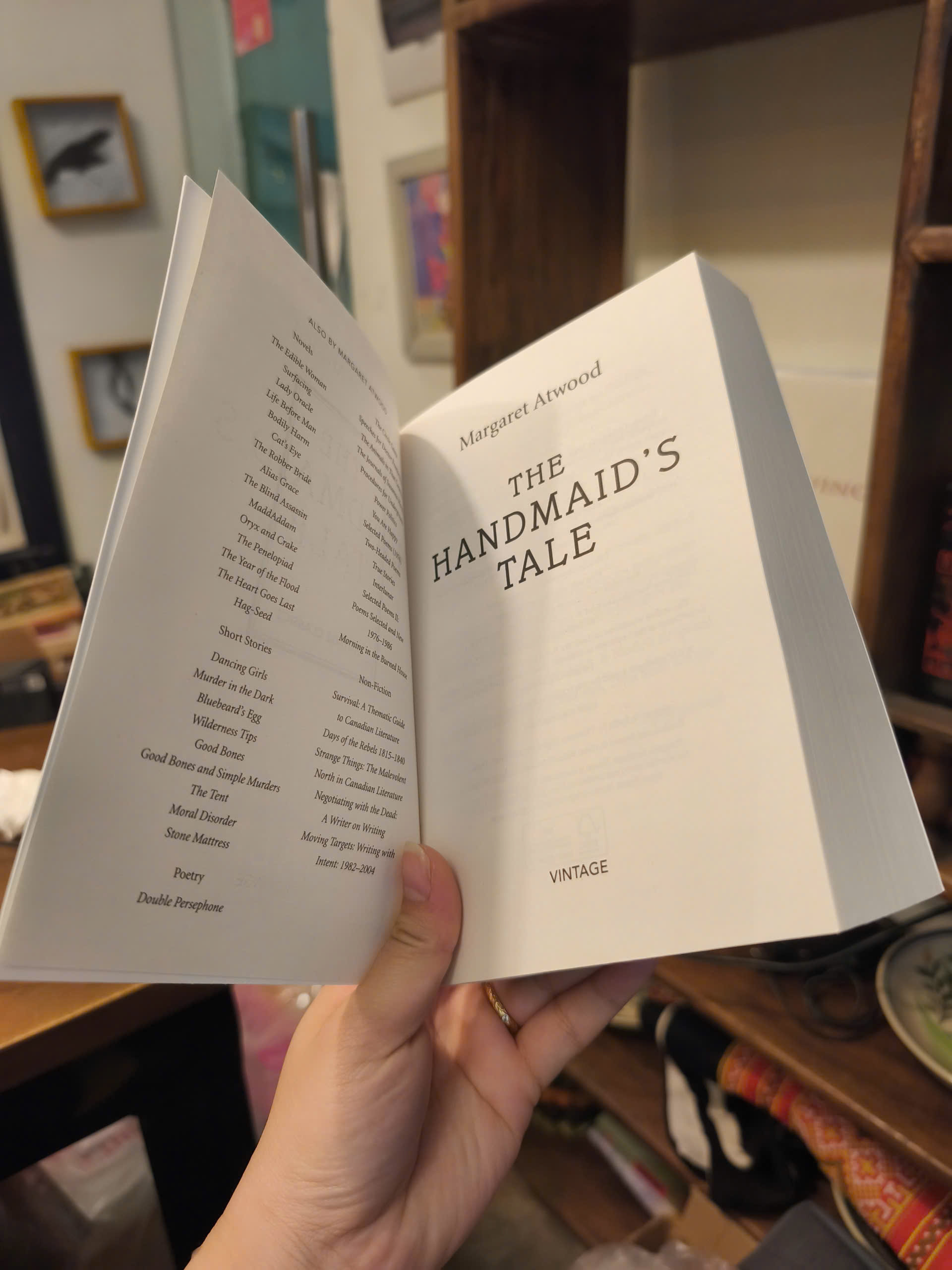 Sách - The Handmaid's Tale by Margaret Atwood - Fiction| Classics