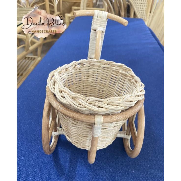Bình cắm bông trang trí bằng mây hình xe đạp