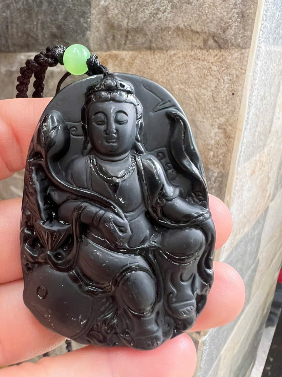 Mặt Dây Chuyền Nam Phật Quan Âm Cưỡi Cá Chép Đá Mã Não Đen Size To Cao 60mm Ngang 43mm Dầy 13mm ạ