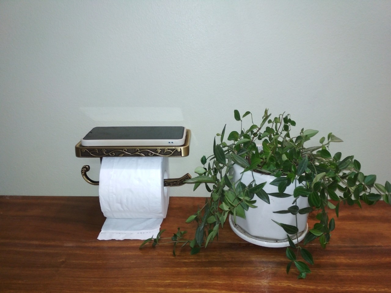Giá treo giấy vệ sinh màu đồng hoa văn cổ điển.