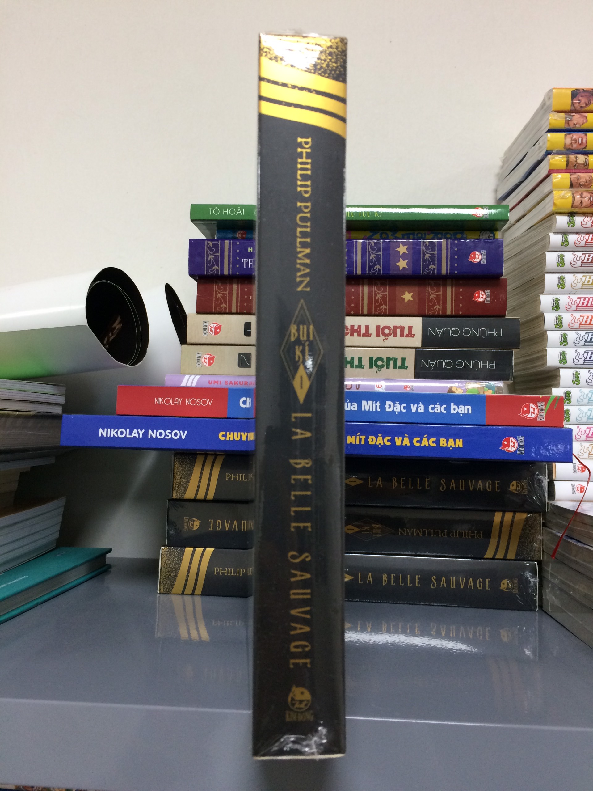 La Belle Sauvage (Bụi Ký - I)