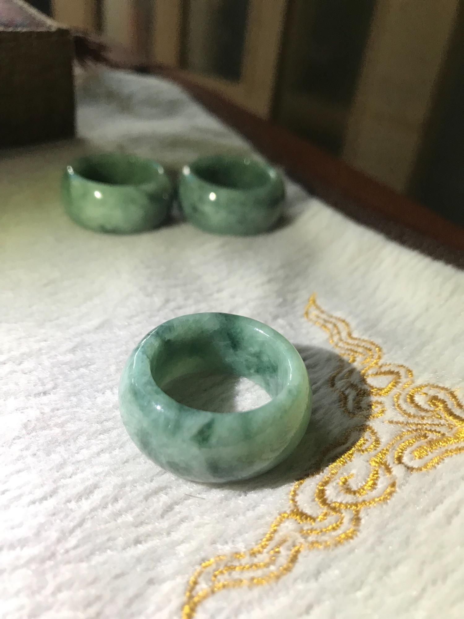 CHIẾC NHẪN CẨM THẠCH A HẸ XANH ĐẬM ĐỀU ĐÁ TỰ NHIÊN NI NHẪN BÊN TRONG 21MM BẢN TO NAM ĐEO RẤT ĐẸP NAM MỆNH MỘC HỎA THỦY