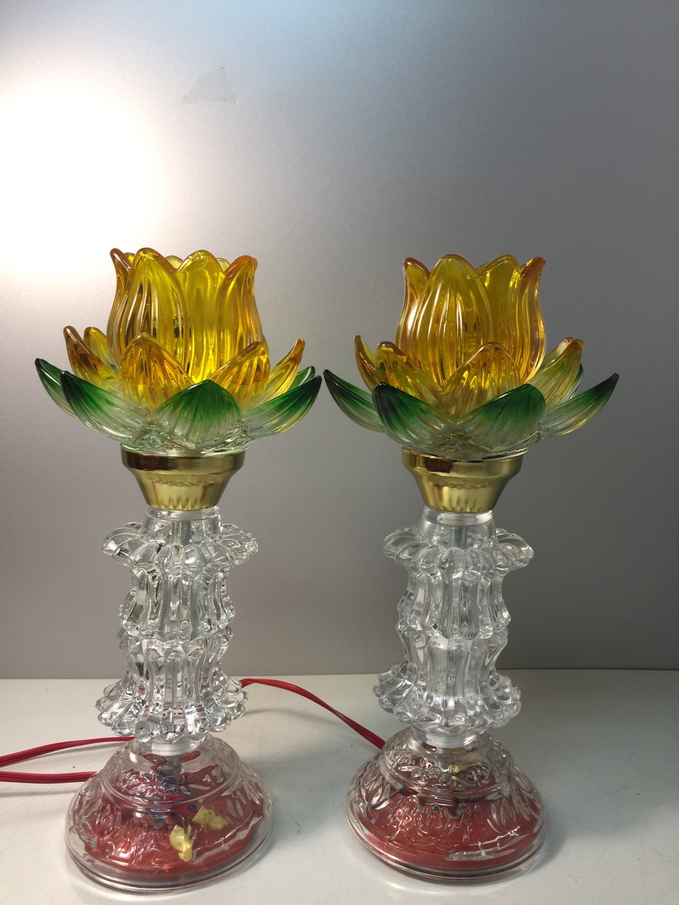 Đèn thờ hoa sen có lá xanh , bóng và thân đèn có đèn led , tiết kiệm điện, cao 28 cm