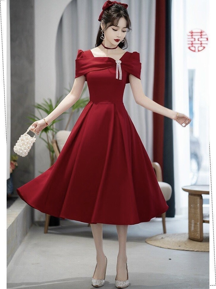 Đầm xoè cổ vuông cách điệu kèm phụ kiện S.MLXL