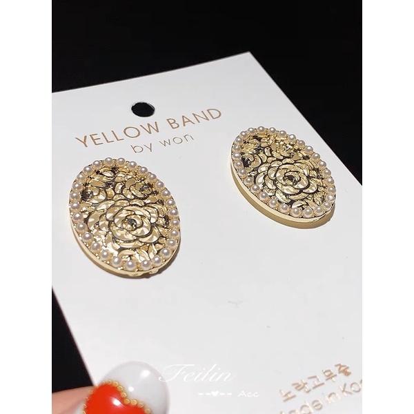 Hoa tai hình hoa khắc nổi đính hạt nhựa phong cách thanh lịch- Arora boutique