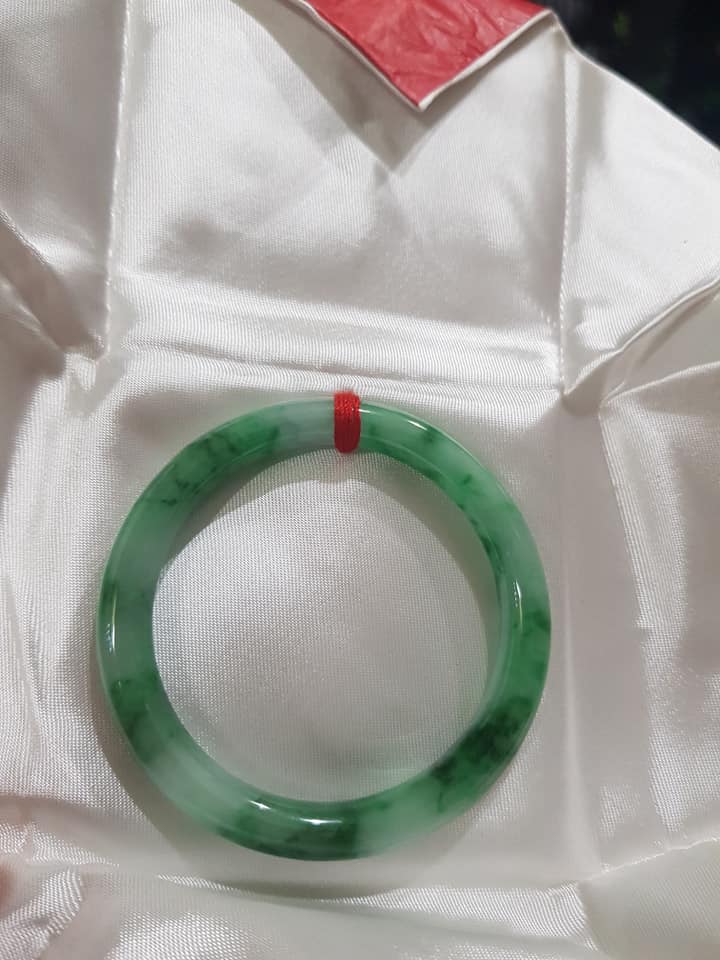 Vòng tay phong thủy Đá Cẩm thạch Tự nhiên Xanh SƠN THỦY LÝ 50MM x độ dầy 7,4mm Chất liệu 100% Đá Cẩm thạch Tự nhiên Nữ 50kg - 55kg đeo chuẩn sang hàng vip đẹp ạ