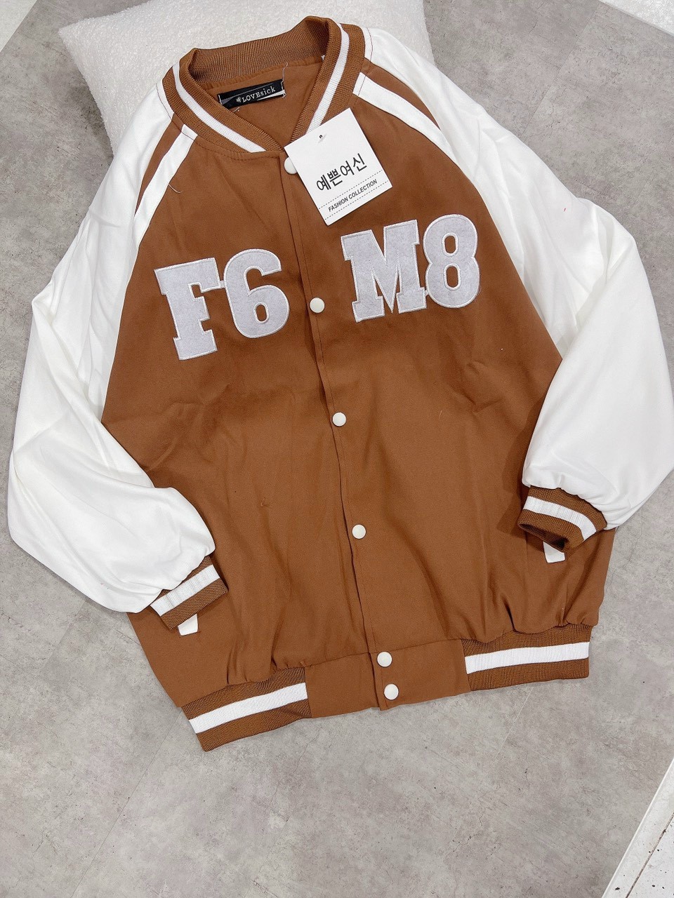 Áo khoác bomber nhung tăm cúc bấm thêu F6M8 NAM NỮ FORM RỘNG CỰC XIN Chất Nhung 2 Lớp Mềm Mịn,Logo Thêu họa tiết cá tính , Dáng Trẻ Trung hàn quốc,Kiểu Áo Đẹp thời trang Hot